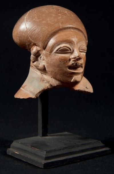 null CULTURE JAMA-COAQUE
Tête humaine pourvue d'une très large coiffe, fragment.
Equateur,...