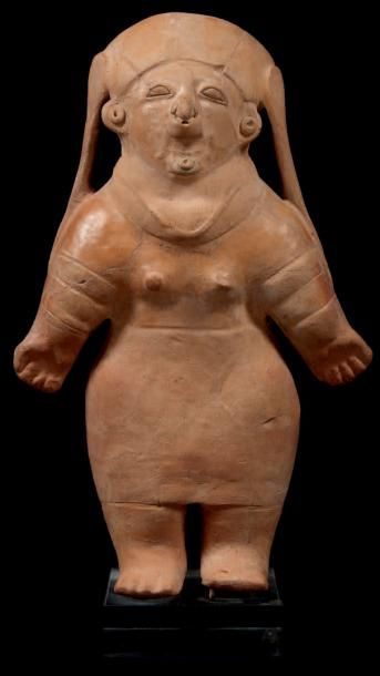 null CULTURE JAMA-COAQUE
Statuette représentant une femme debout richement parée.
Equateur,...