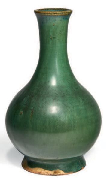 null VASE bouteille en grès émaillé vert.
Chine - XIXe siècle.
H_17 cm