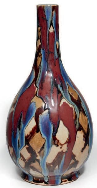 null VASE piriforme en porcelaine émaillée de coulures beige, bleu et rouge.
Chine...