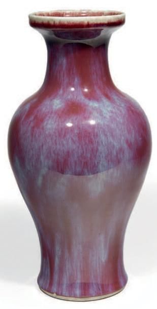 null VASE balustre à col évasé en porcelaine émaillée rouge flammée.
Chine - XIXe...