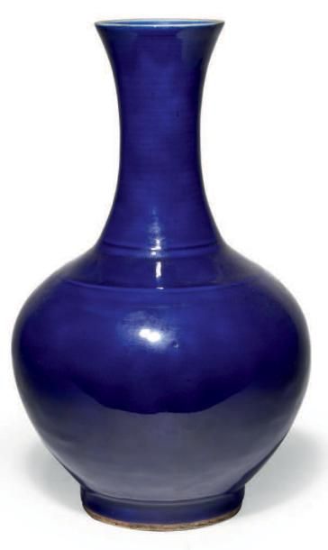 null VASE à panse basse et col ouvert émaillé bleu.
Chine - XIXe siècle.
H_38,6 ...