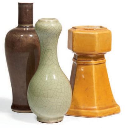 null TROIS VASES en porcelaine, l'un balustre à col étroit en porcelaine émaillé...