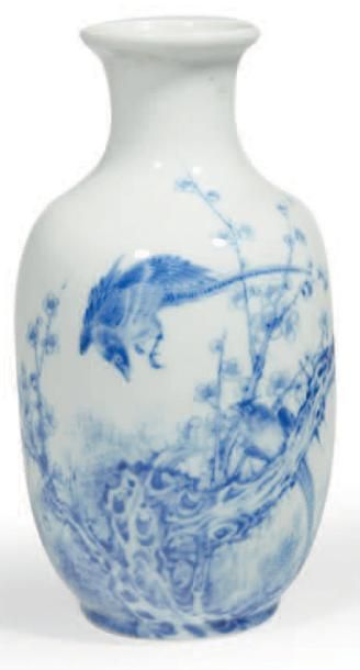 null VASE à col étroit en porcelaine décorée en bleu sous couverte d'un oiseau volant...