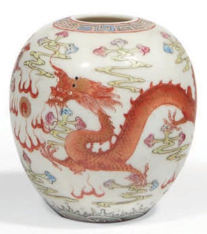 null PETIT POT balustre en porcelaine émaillé polychrome à décor de dragon et phénix...