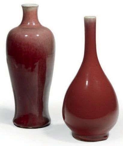 null DEUX VASES, l'un de forme bouteille, l'autre à haute panse en porcelaine émaillée...