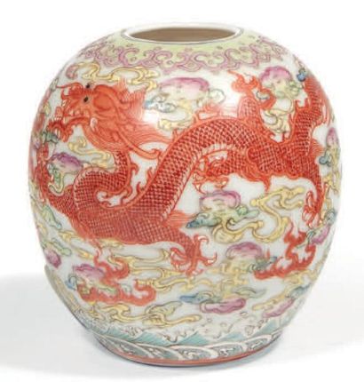 null PETIT POT balustre en porcelaine émaillée polychrome à décor de dragon et phénix...