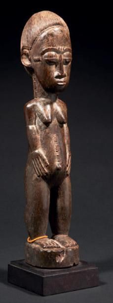 null UNE STATUETTE WAKA SONA FÉMININE, scarifiée, sa coiffure est très finement ouvragée.
Baoulé,...