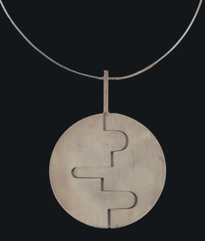 HILDE VAN SUMERE (BELGIQUE 1932-2013) 
Collier “Deux=un”, 1977
Argent 925/1000
Pièce...