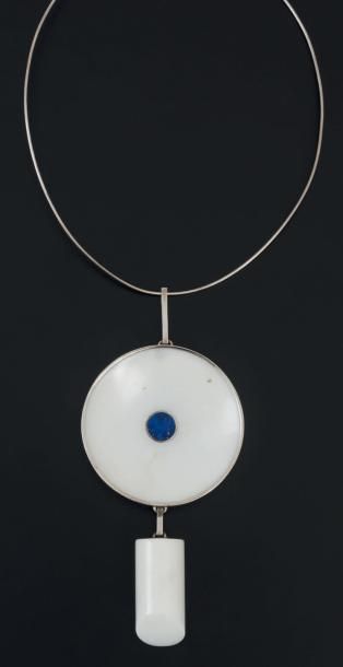 HILDE VAN SUMERE (BELGIQUE 1932-2013) 
Collier “L'oeil bleu”, 1977
Argent, marbre...