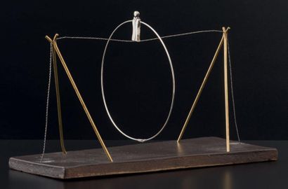 DIDIER COGELS (BELGIQUE 1943) 
Collier “L”Equilibriste” sur son support, 1979
Argent,...