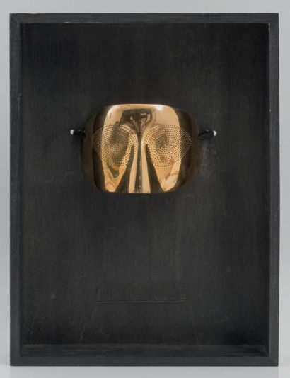 MAN RAY (AMÉRICAIN 1890-1976) 
Masque “Optic-Topic”, 1978
Argent vermeil 925
Monogrammé,...