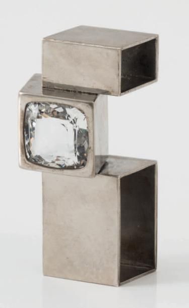 DIDIER COGELS (BELGIQUE 1943) 
Pendentif “Structure”, circa 1970
Argent, saphir blanc
Signé
Poids:...