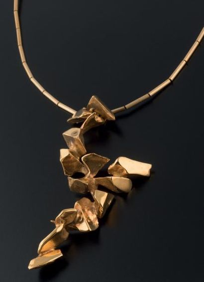 Alicia PENALBA (1913-1982) 
Collier pendentif, 1981
Bronze doré
Monogrammé AP Edition...
