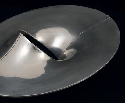 GIJS BAKKER (PAYS-BAS 1942) 
Collier, 1967
Aluminium
Pourtour D_30 cm
Intérieur H_10...