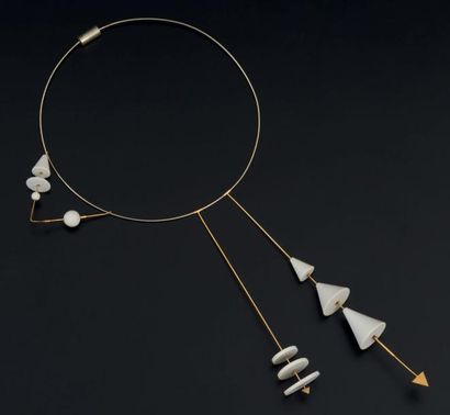 WENDY RAMSHAW (ANGLETERRE 1939) 
Collier, circa 1980
Or, argent, porcelaine de Wedgwood
Monogramé
Pièce...