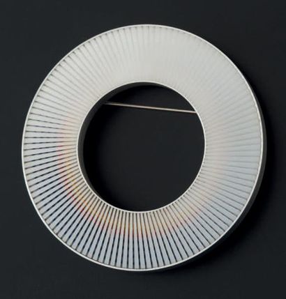 ERIC SPILLER (ANGLETERRE 1946) 
Broche, 1977
Aluminium, acrylic, polyester, résine
D_6...