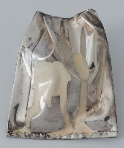 TOM SADDINGTON (ANGLETERRE 1952) 
Broche “Silver bag”, 1977
Argent, peinture synthétique
Poids:...