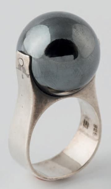 ERIC SCHAMSCHULA (TCHÉCOSLOVAQUIE 1925 - FRANCE 2004) 
Bague, 1969
Argent, hématite
Poinçon,...