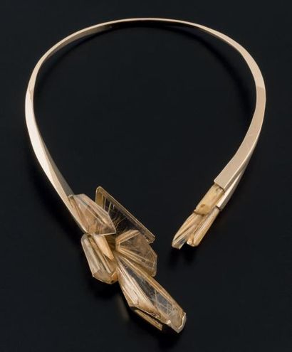 JEAN VENDOME (FRANCE 1930) 
Collier torque “Eclat croisé”, 1979
Or, quartz rutile...
