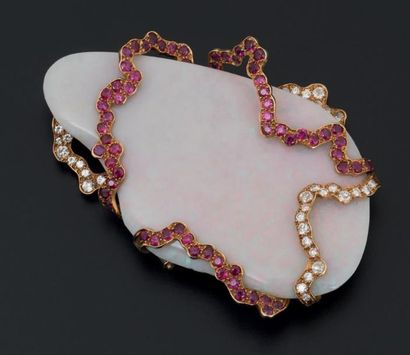ANDREW GRIMA (ANGLETERRE 1921-2007) 
Broche, circa 1980
Or, opale, rubis, diamants
Signée,...
