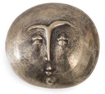 MICHEL SMOLDERS (1929-2015) 
Boucle de ceinture ou pendentif “Sommeil lunaire”, 1971
Maillechort
Gravé...