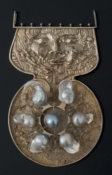 OCTAVE LANDUYT (BELGIQUE 1922) 
Pendentif “Le Navigateur”, 1969
Or blanc, perles...