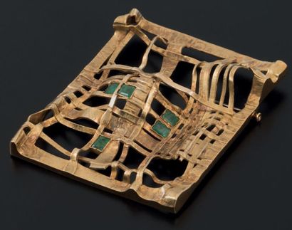 EMILE SOUPLY (BELGIQUE 1933-2013) 
Broche “grille”, 1970
Or, émeraudes vertes
Signé,...