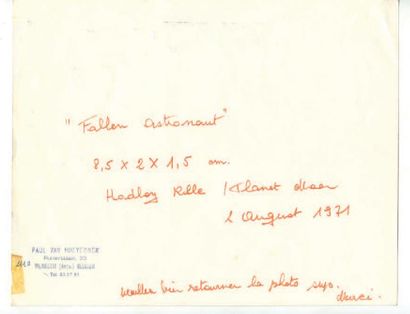 PAUL VAN HOEYDONCK (BELGIQUE 1925) 
Pendentif “Astronaute I”, 1968
Or 18 ct, ambre
Monogramé...