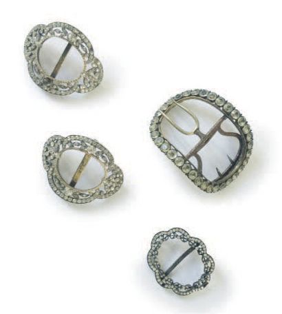 null LOT DE 3 BOUCLES en argent serties de pâtes de verre.
Travail français.
Poids...