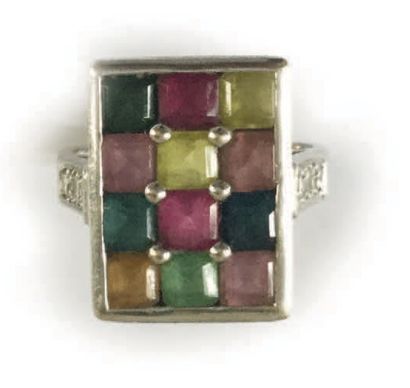 null BAGUE en or gris 18K (750), le chaton rectangulaire serti d'un damier de pierres...