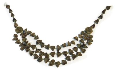 LINE VAUTRIN 
COLLIER de trois rangs de triangles stylisés de talosel. Non signé.
L_41,5...