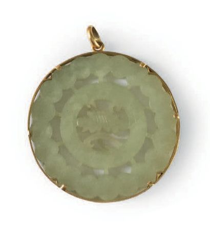 null PENDENTIF en or 18K (750), orné d’un jade ajouré.
Poids brut : 34,1 g
 