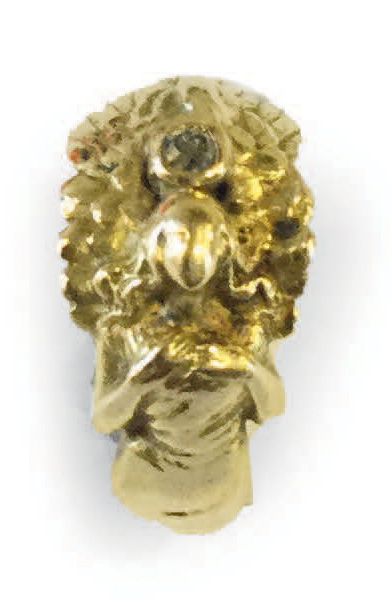 null BAGUE en or 18K (750) sculptée et ciselée figurant une femme ailée, la tête...