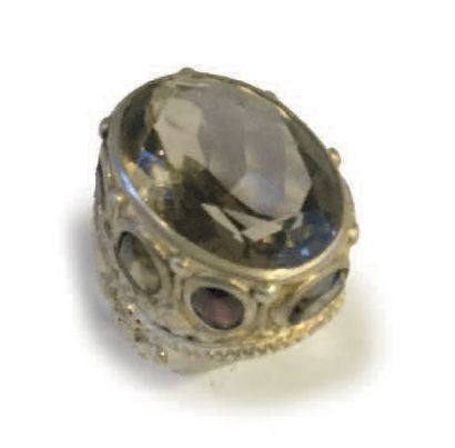 null BAGUE en argent, ornée de motifs géométriques, d'une pierre brune ovale, la...