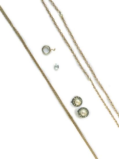 null LOT DE BIJOUX COMPRENANT: deux chaînes en or 18K (750) dont une agrémentée de...