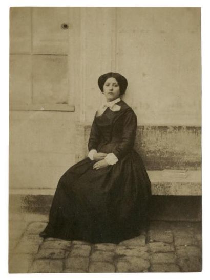 Charles Nègre Femme assise dans la cour du domicile de Nègre à Paris, vers 1852
Paire...
