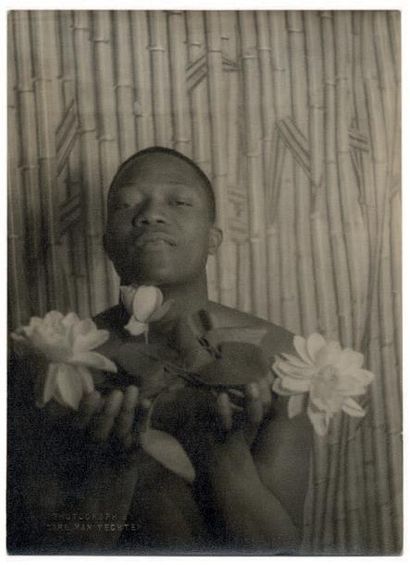 CARL VAN VECHTEN Feral Benga au lotus, vers 1930
Épreuve argentique vintage
H_25,4...