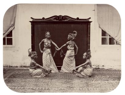 WOODBURY ET PAGE Java, 3 photographies vers 1865
Montreur de marionnettes et ses...