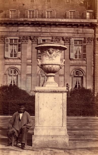 Edouard Baldus Paris, jardin des Tuileries (?), vétéran posant à coté d'un vase décoratif,...