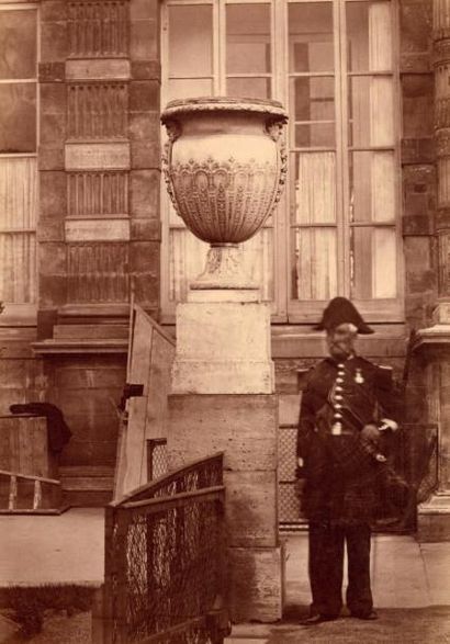 Edouard Baldus Paris, jardin des Tuileries (?), vétéran posant à coté d'un vase décoratif,...