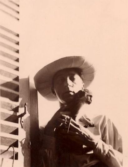 [Jean COCTEAU] 3 photographies, 1910-1930
Portrait avec un petit singe, avec son...