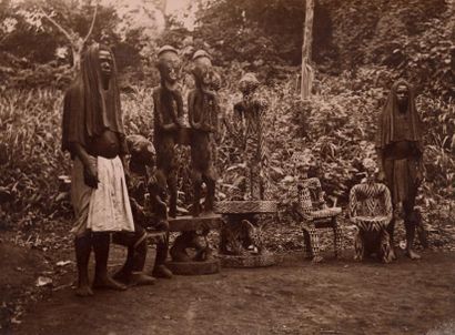 AFRIQUE NOIRE, CAMEROUN 5 photographies vers 1930 Masques dansant (4) et groupe de...
