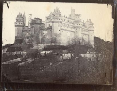 null CHÂTEAU DE PIERREFONDS
Ensemble de 19 photographies 1860-1867 du château en...