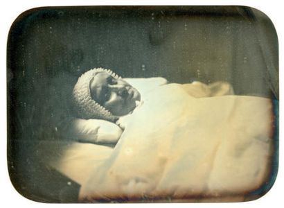 null DAGUERREOTYPE DEMI-PLAQUE Post-Mortem, femme vers 1850
A vue H_10,5 cm L_14,3...