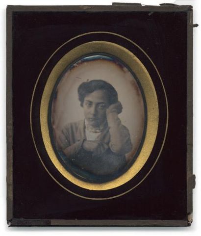 null DAGUERREOTYPE Jeune garçon pensif, vers 1854
A vue H_7,2 cm L_5,5 cm, ovale...