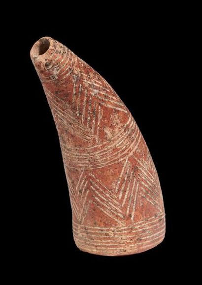 null RÉCIPIENT EN FORME DE CORNE.
Chypre, Bronze ancien II, ca. 2200-2000 av. J.-C.
Vase...