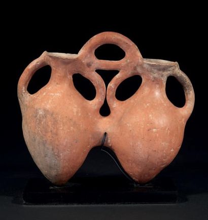 null DOUBLE VASE À ANSES.
Azerbaïdjan, ca. Xe siècle av. J.-C.
Vase formé de deux...