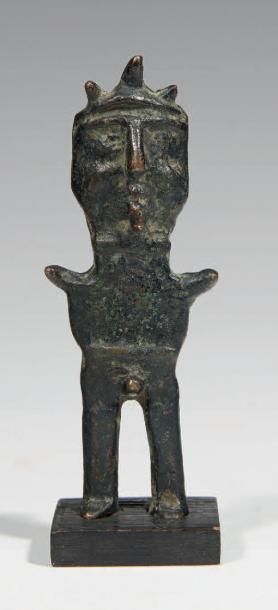null IDOLE DE PIRAVEND.
Ca. IXe siècle av. J.-C.
Statuette plate représentant un...