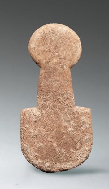 null IDOLE DE TYPE KUSURA.
Anatolie occidentale, ca. 2700-2300 av. J.-C.
Idole plate...